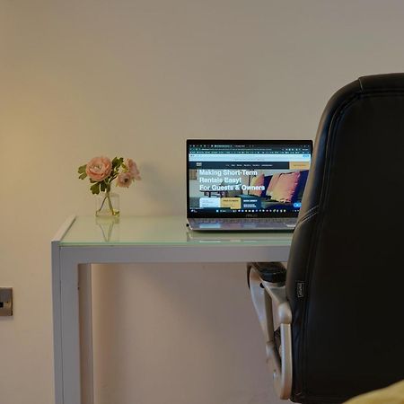 Stylish 2 Bed Apt 18 - City Centre, Free Parking, Espresso Machine & Netflix - Hosted By Stay Host Save เชฟฟิลด์ ภายนอก รูปภาพ