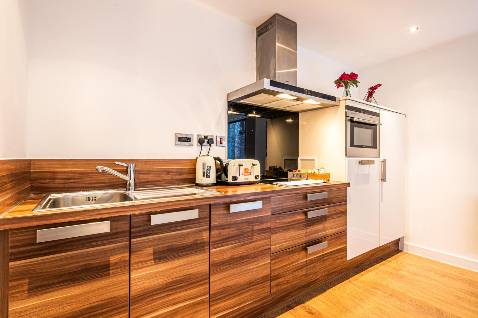 Stylish 2 Bed Apt 18 - City Centre, Free Parking, Espresso Machine & Netflix - Hosted By Stay Host Save เชฟฟิลด์ ภายนอก รูปภาพ