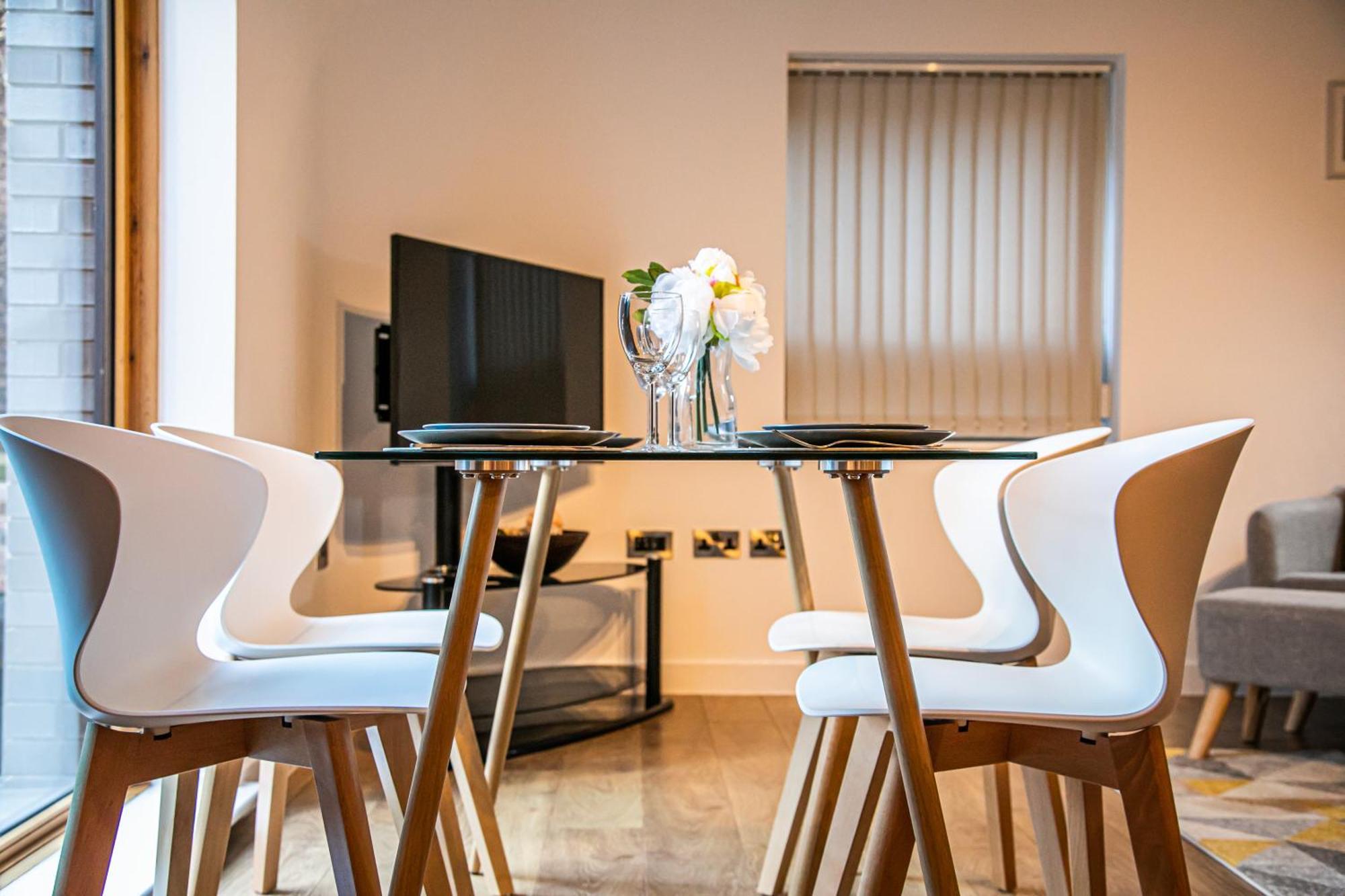 Stylish 2 Bed Apt 18 - City Centre, Free Parking, Espresso Machine & Netflix - Hosted By Stay Host Save เชฟฟิลด์ ภายนอก รูปภาพ