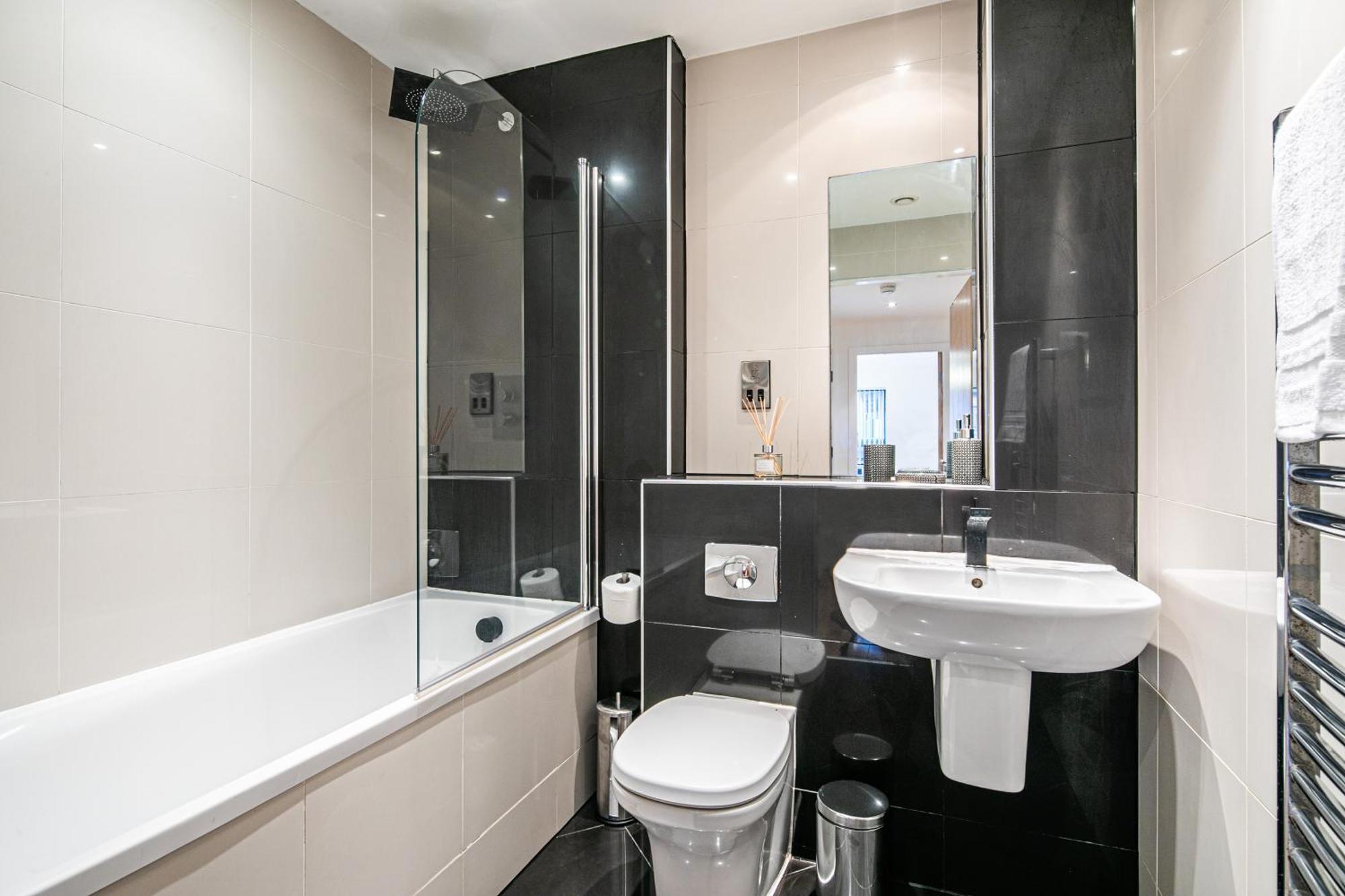 Stylish 2 Bed Apt 18 - City Centre, Free Parking, Espresso Machine & Netflix - Hosted By Stay Host Save เชฟฟิลด์ ภายนอก รูปภาพ
