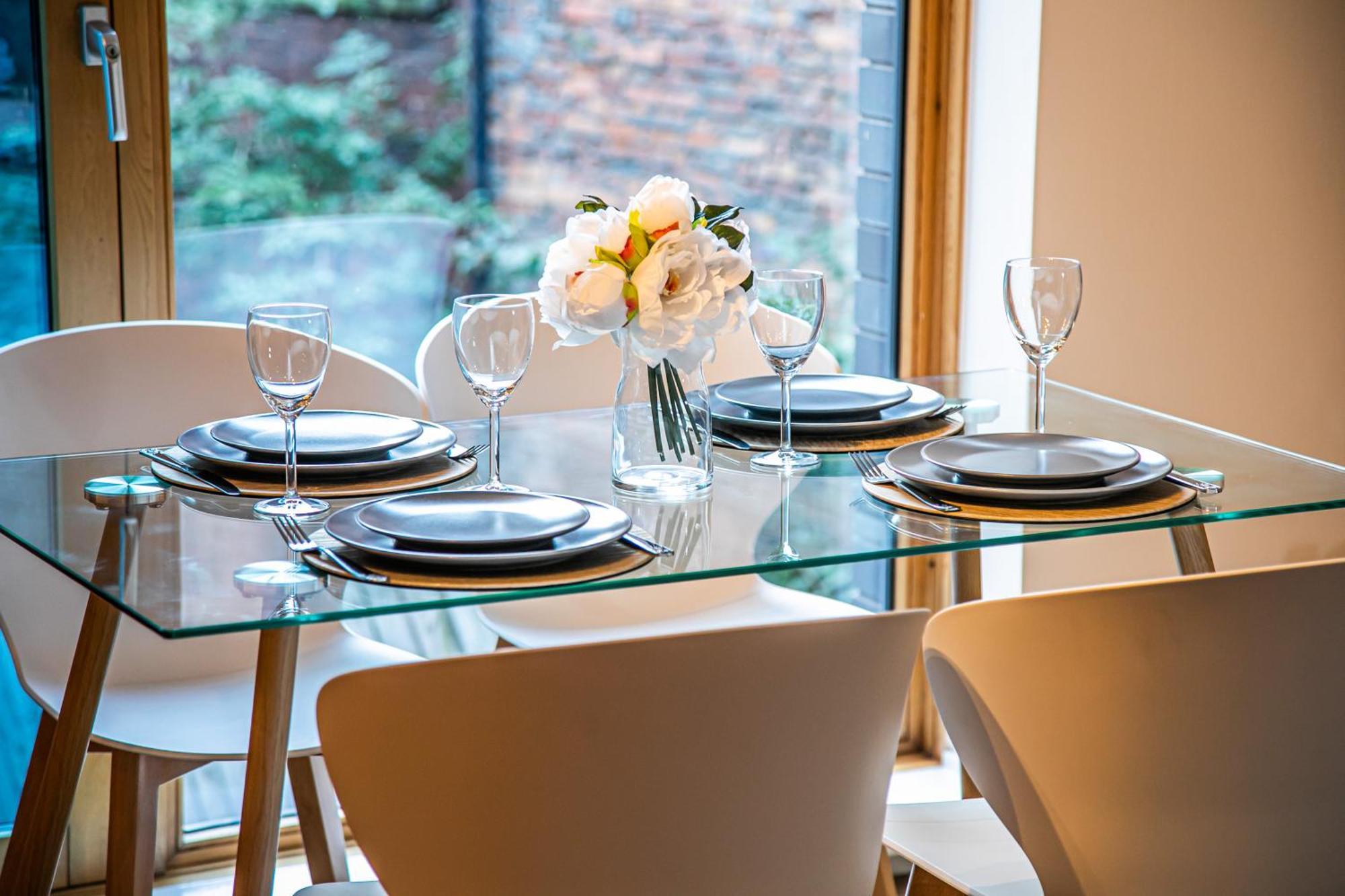 Stylish 2 Bed Apt 18 - City Centre, Free Parking, Espresso Machine & Netflix - Hosted By Stay Host Save เชฟฟิลด์ ภายนอก รูปภาพ