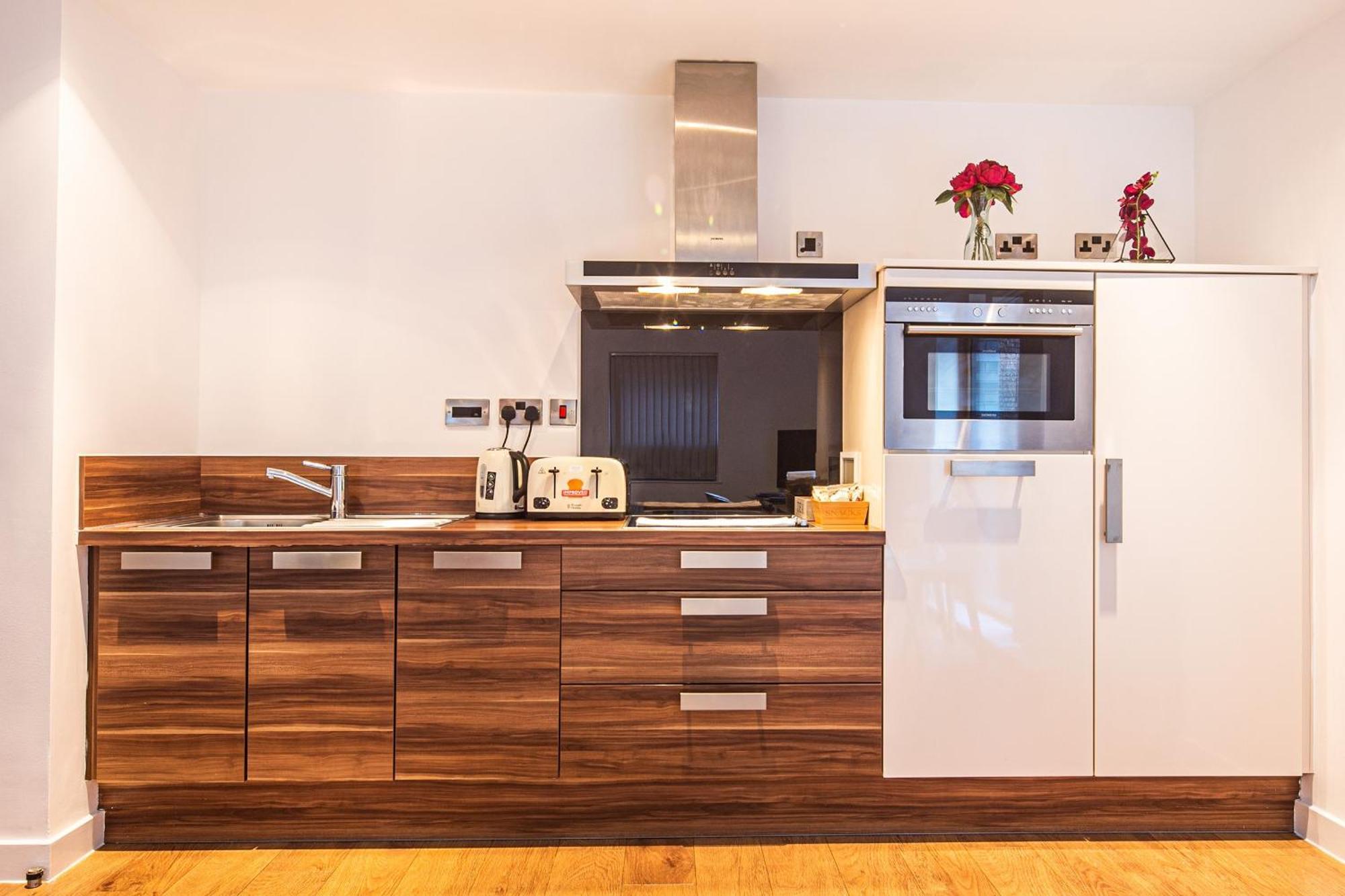 Stylish 2 Bed Apt 18 - City Centre, Free Parking, Espresso Machine & Netflix - Hosted By Stay Host Save เชฟฟิลด์ ภายนอก รูปภาพ